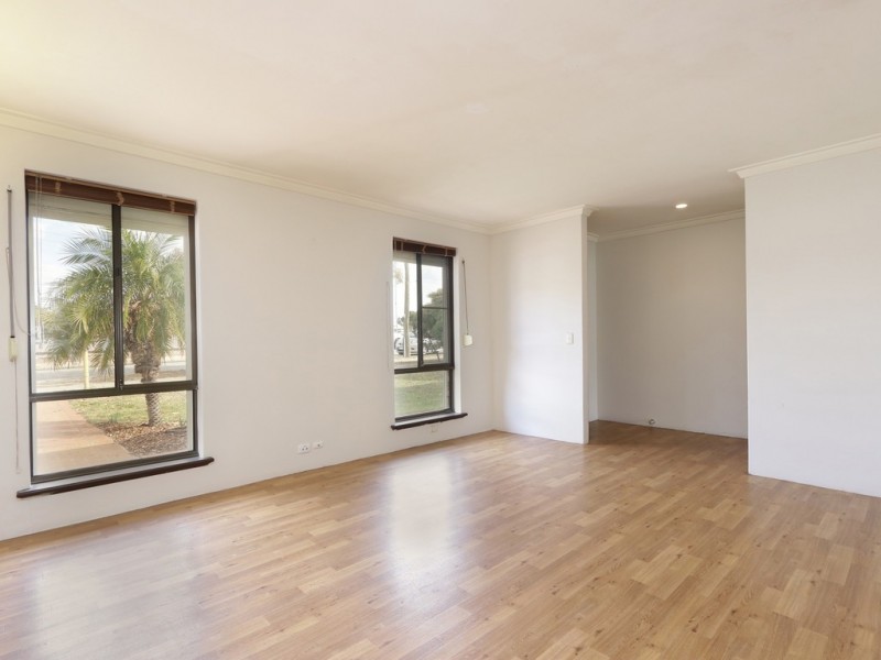 98 Railway Parade, Queens Park WA 6107