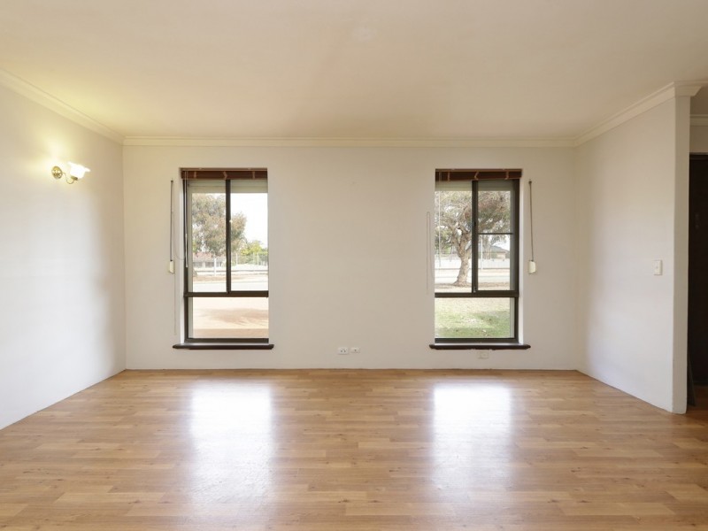 98 Railway Parade, Queens Park WA 6107