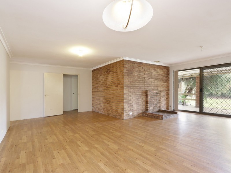 98 Railway Parade, Queens Park WA 6107