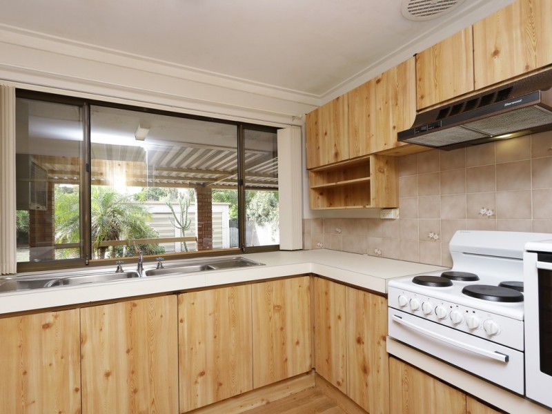 98 Railway Parade, Queens Park WA 6107