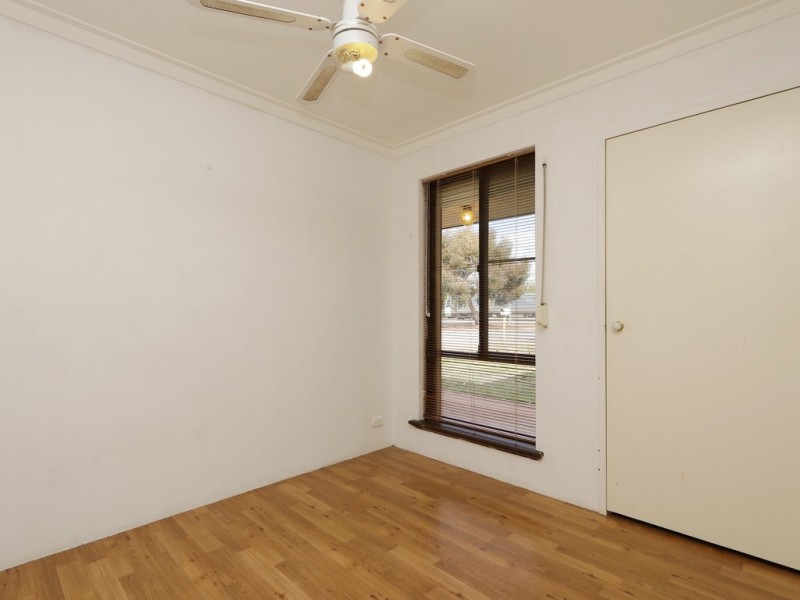 98 Railway Parade, Queens Park WA 6107