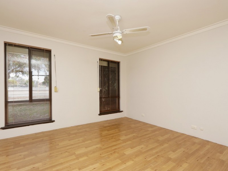 98 Railway Parade, Queens Park WA 6107