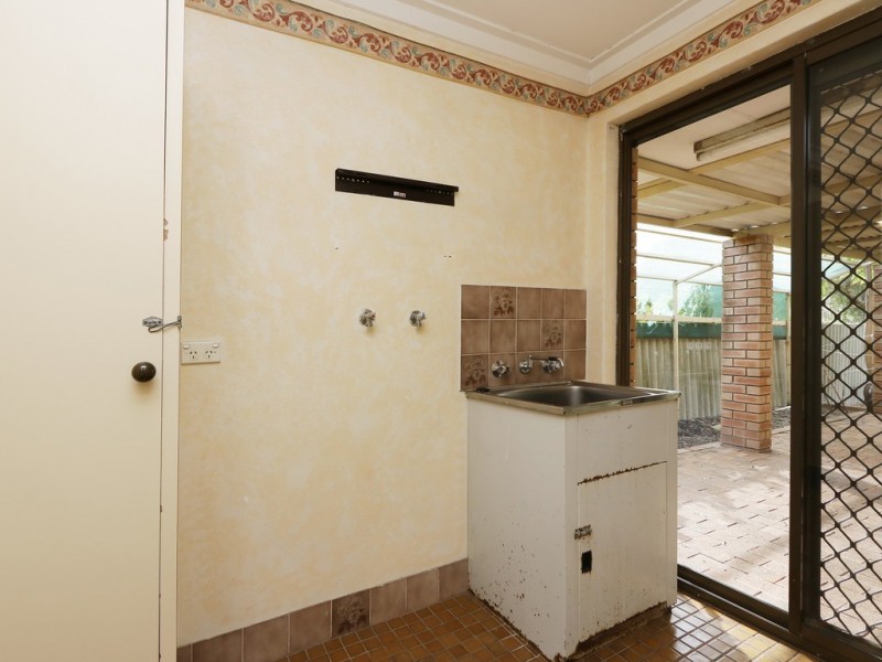 98 Railway Parade, Queens Park WA 6107