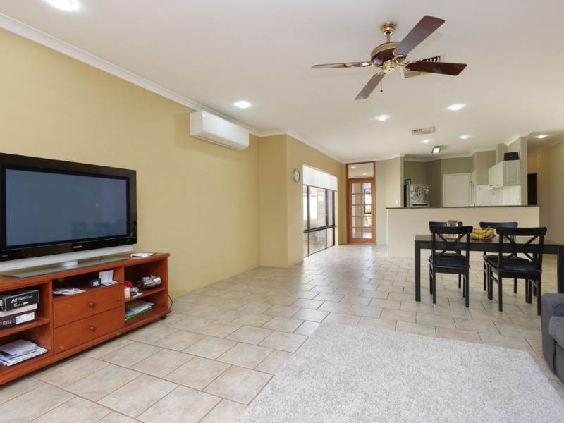 12 Walton Street, Queens Park WA 6107