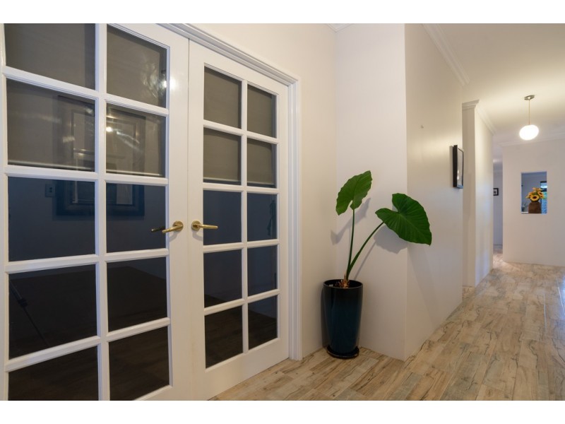 24 Salesian Court, Queens Park WA 6107