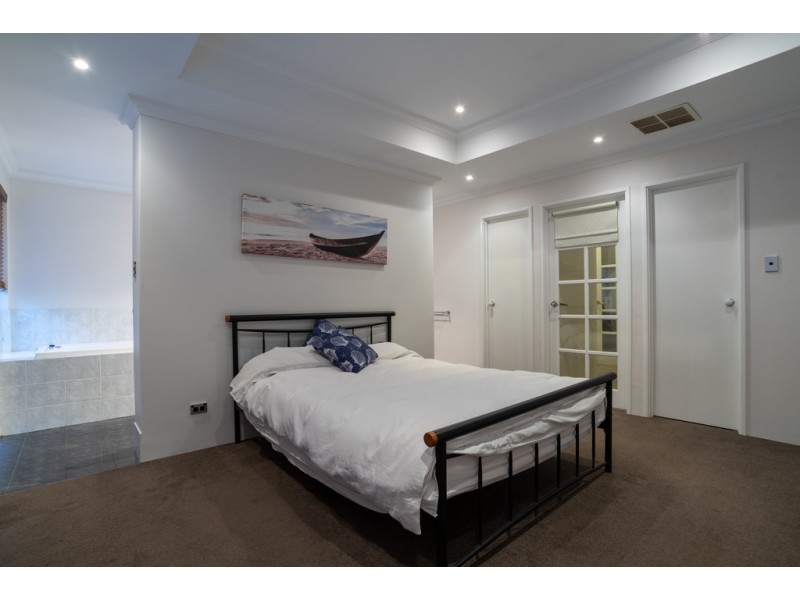 24 Salesian Court, Queens Park WA 6107