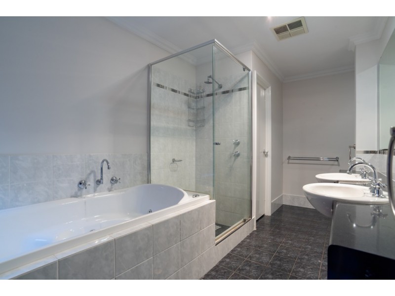 24 Salesian Court, Queens Park WA 6107