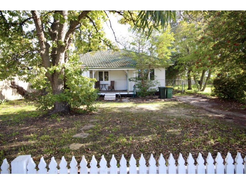 22 Barnsley Street, Queens Park WA 6107