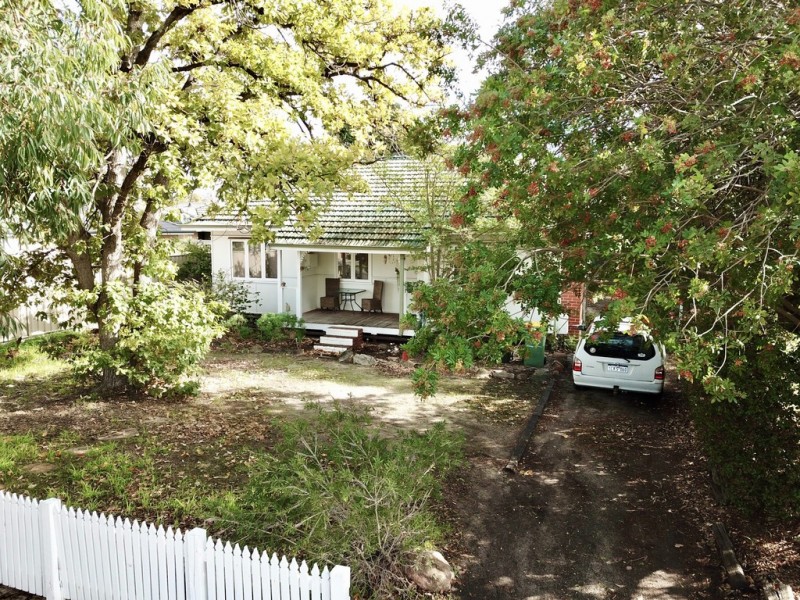 22 Barnsley Street, Queens Park WA 6107