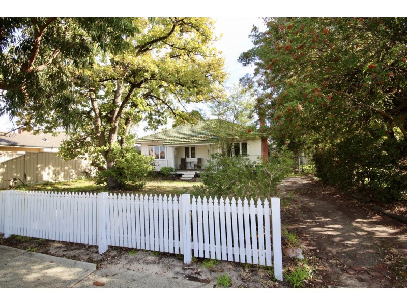 22 Barnsley Street, Queens Park WA 6107