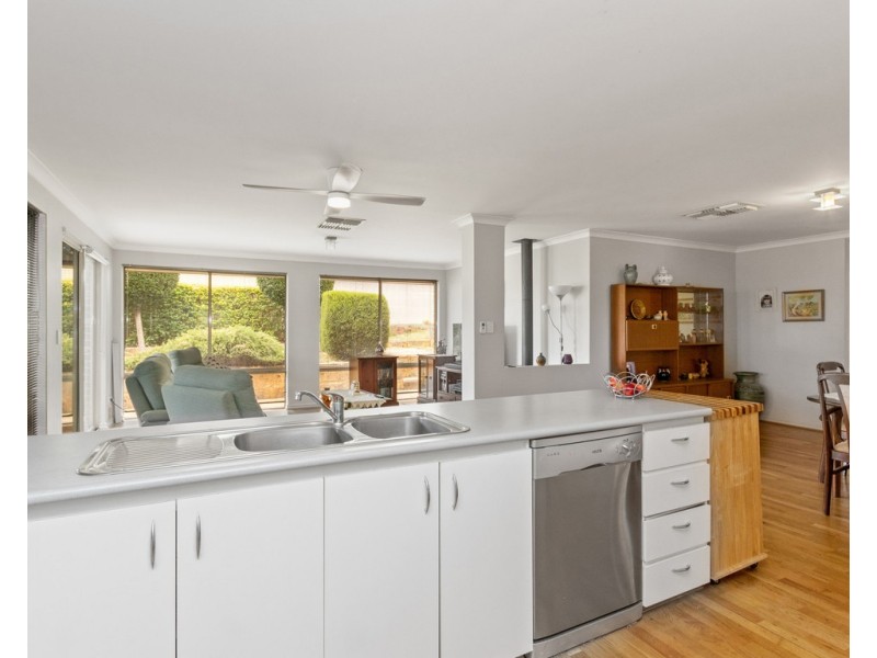 41 Derry Ave, Mount Nasura WA 6112