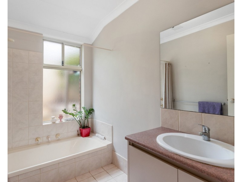 41 Derry Ave, Mount Nasura WA 6112