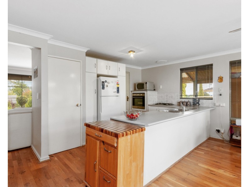 41 Derry Ave, Mount Nasura WA 6112