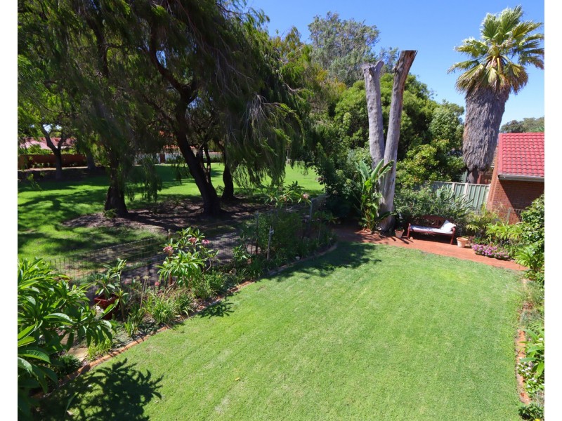 19 Grenadier Drive, Thornlie WA 6108