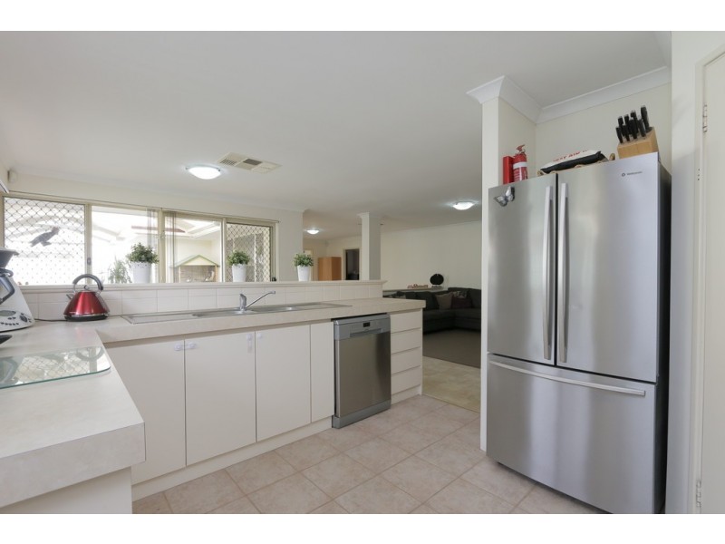 7 Oblate Retreat, Queens Park WA 6107