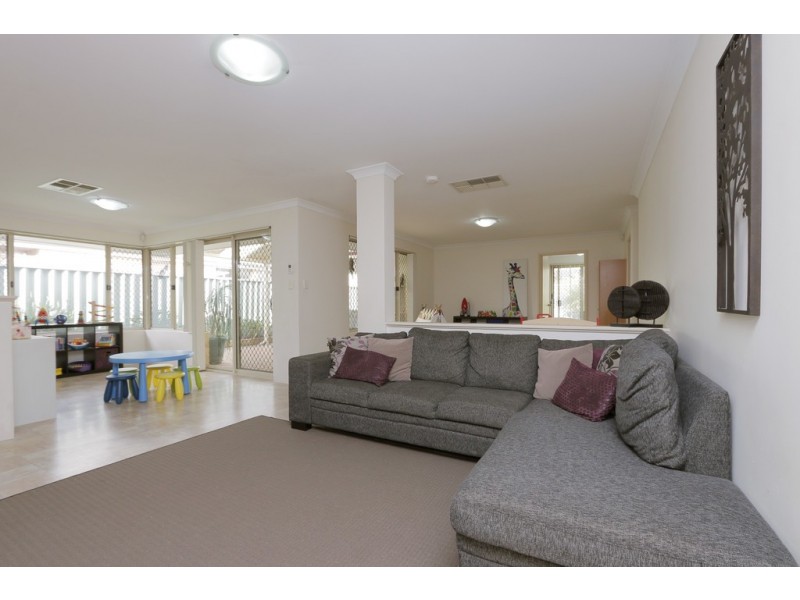 7 Oblate Retreat, Queens Park WA 6107