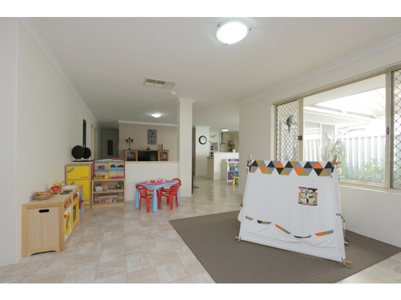 7 Oblate Retreat, Queens Park WA 6107