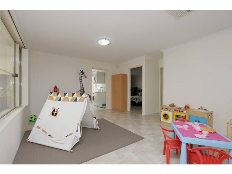 7 Oblate Retreat, Queens Park WA 6107