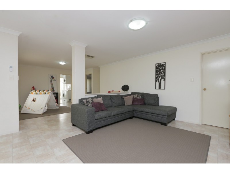 7 Oblate Retreat, Queens Park WA 6107