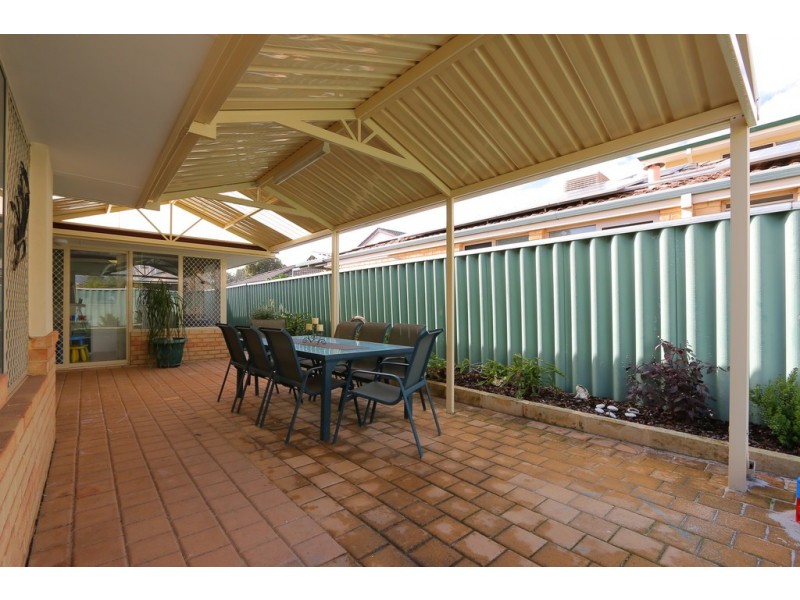 7 Oblate Retreat, Queens Park WA 6107