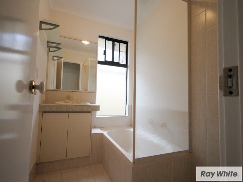 3/11 Norbertine Close, Queens Park WA 6107