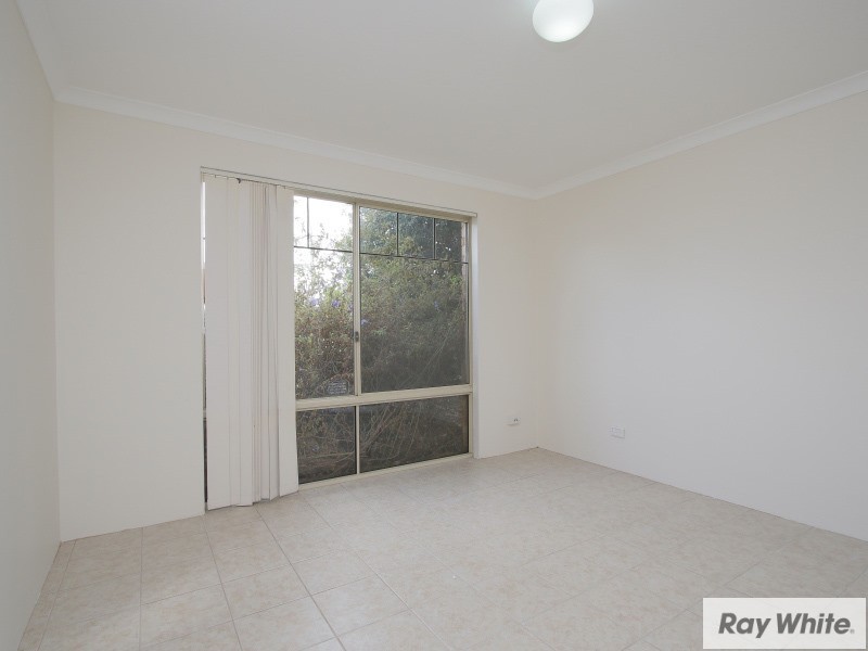 15 Mary McKillop Glen, Queens Park WA 6107
