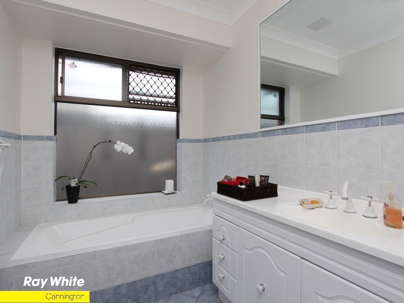 9 Ningaloo Way, Thornlie WA 6108