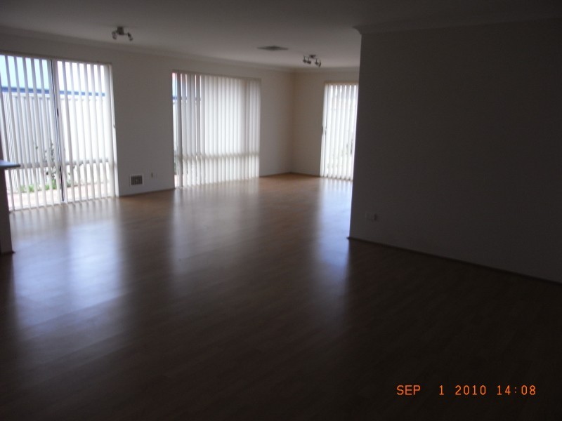 4 Pleasant Ave, Piara Waters WA 6112