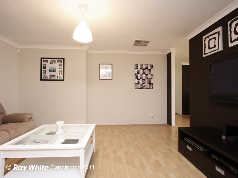 135 Seville Drive, Seville Grove WA 6112