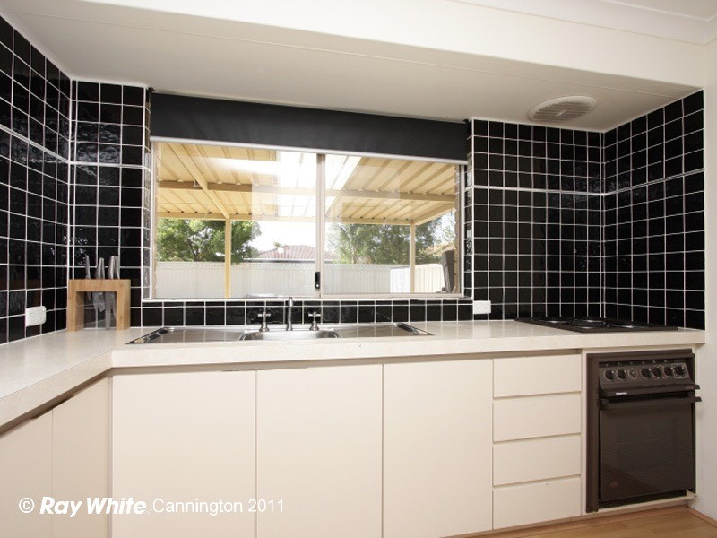 135 Seville Drive, Seville Grove WA 6112