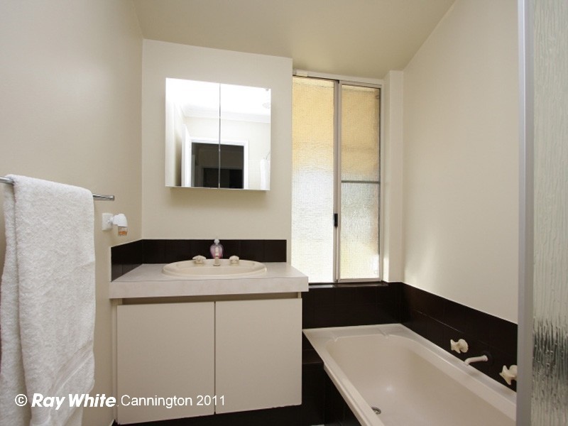 135 Seville Drive, Seville Grove WA 6112