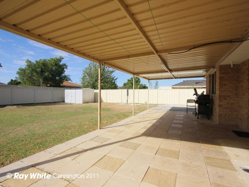 135 Seville Drive, Seville Grove WA 6112