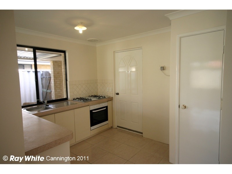 13 Mannix Pass, Queens Park WA 6107