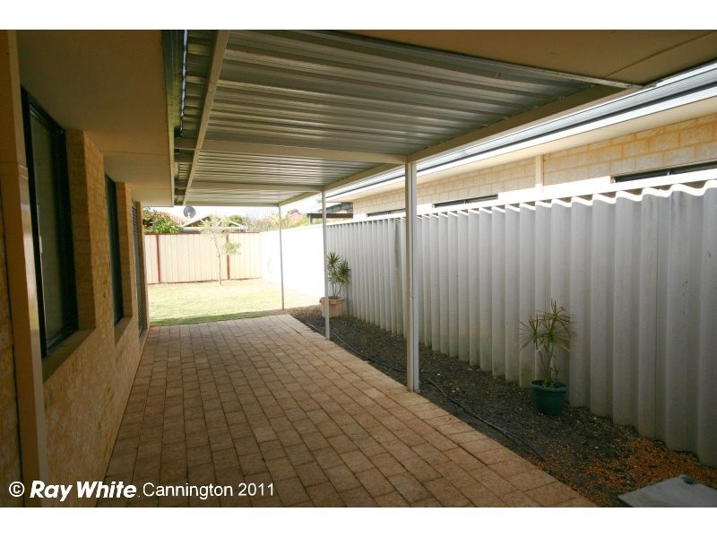 13 Mannix Pass, Queens Park WA 6107