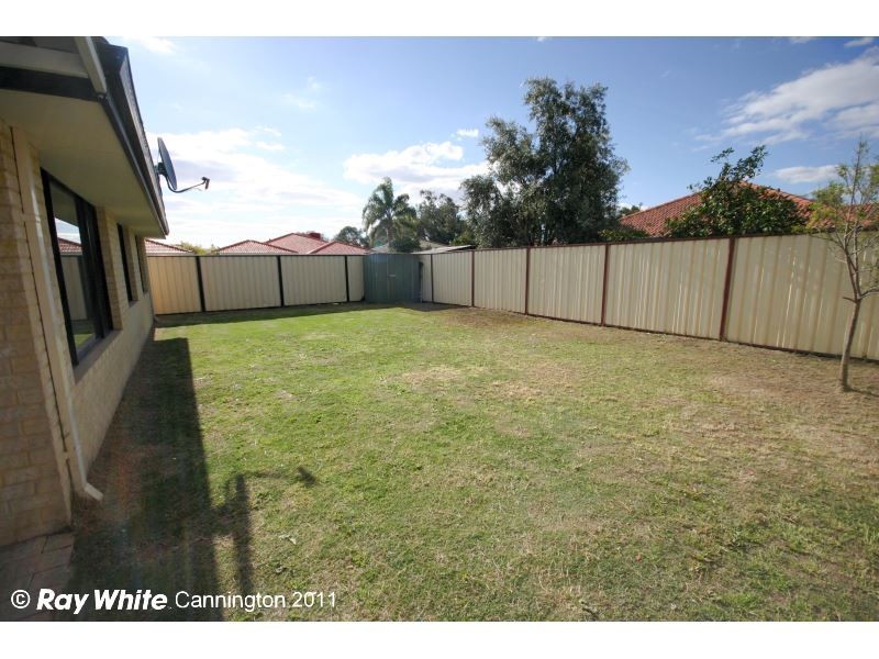 13 Mannix Pass, Queens Park WA 6107