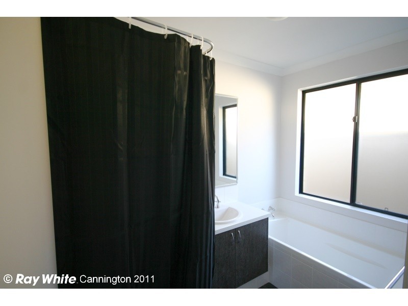 2c Leslie Street, Cannington WA 6107