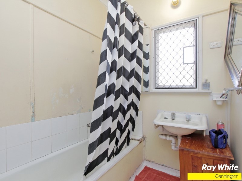 42A Cross Street, Queens Park WA 6107