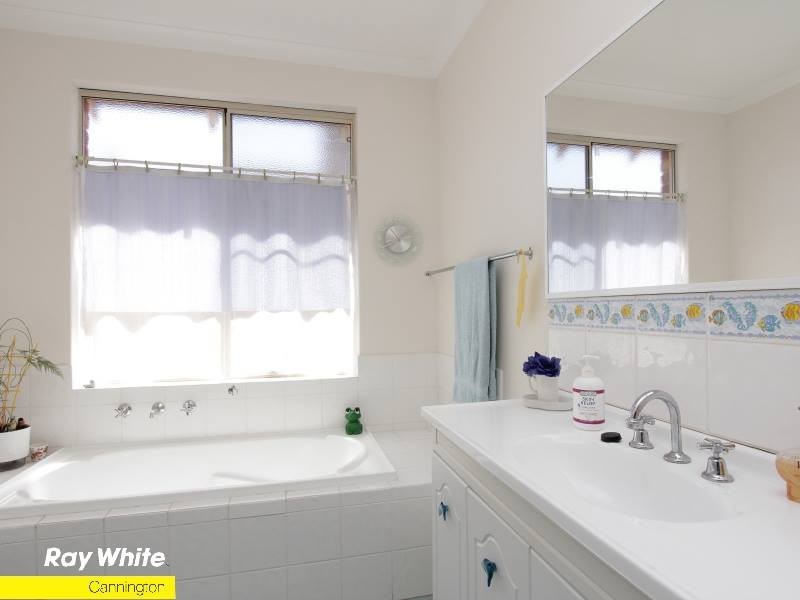 13 Dabchick Cl, East Cannington WA 6107