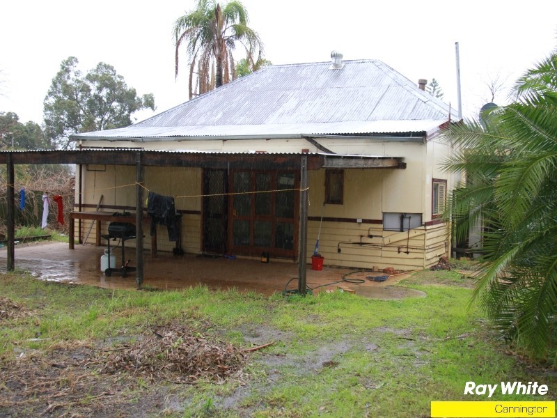 168 Railway Parade, Queens Park WA 6107