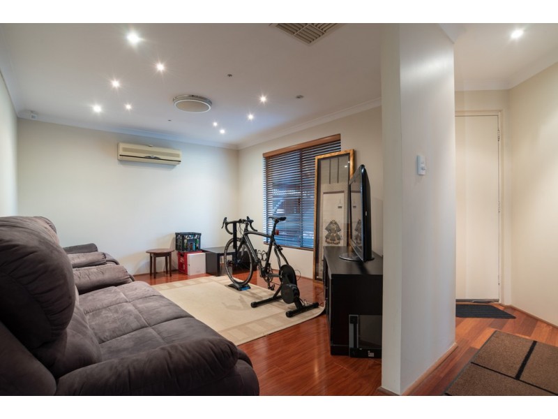 18 Abrolhos Loop, Beckenham WA 6107