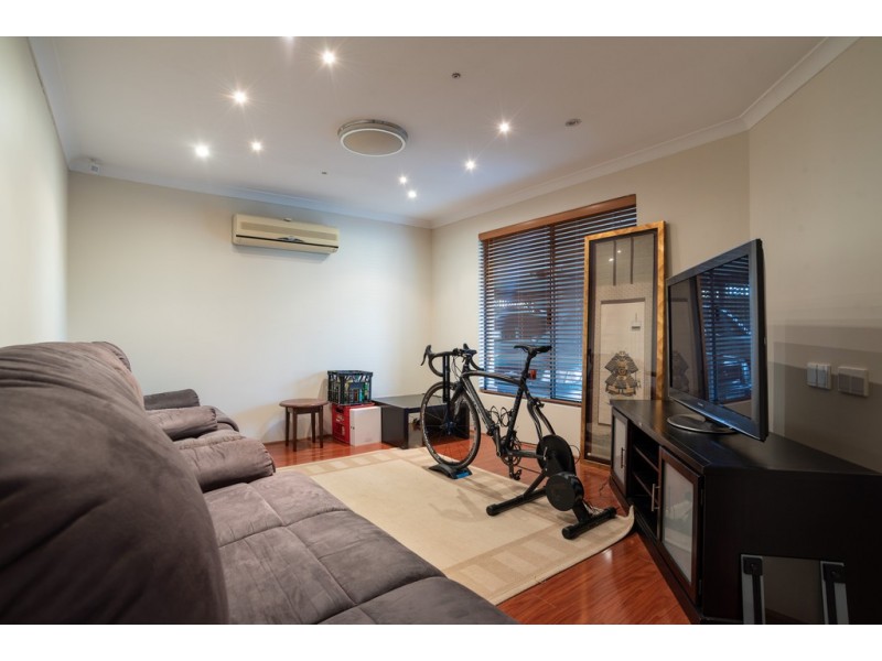 18 Abrolhos Loop, Beckenham WA 6107