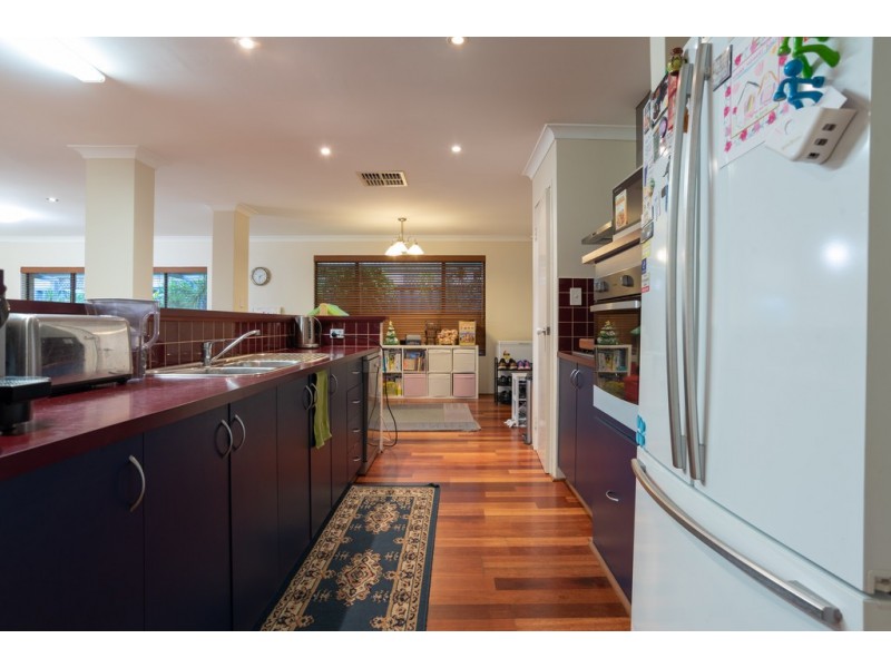 18 Abrolhos Loop, Beckenham WA 6107