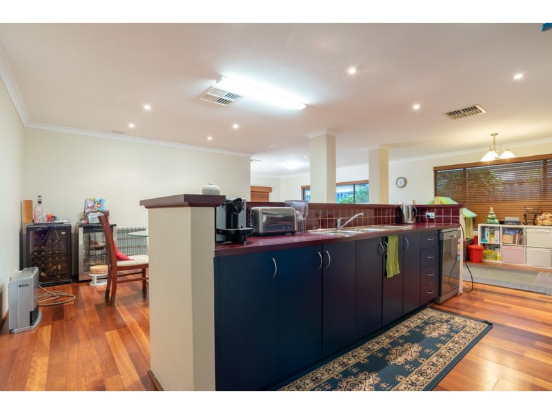 18 Abrolhos Loop, Beckenham WA 6107