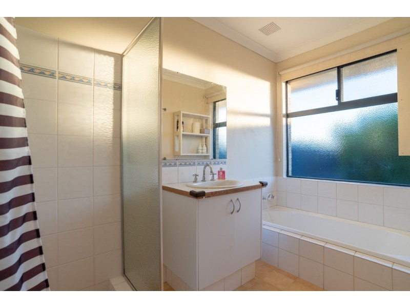 18 Abrolhos Loop, Beckenham WA 6107