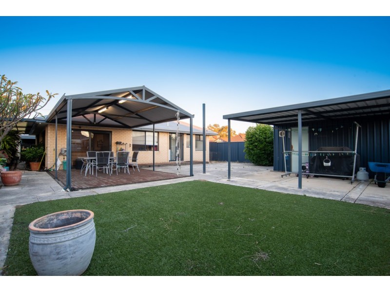 18 Abrolhos Loop, Beckenham WA 6107