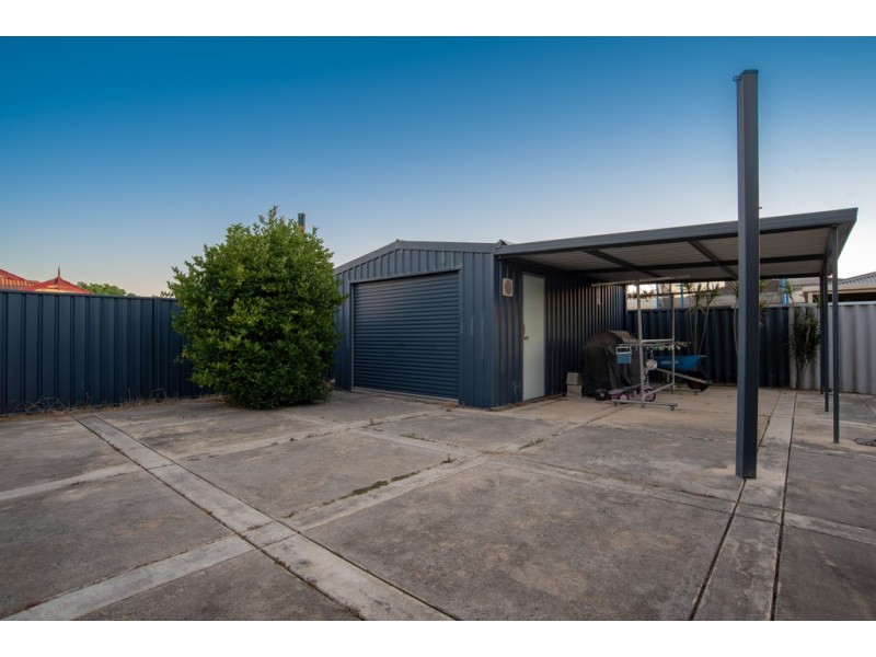 18 Abrolhos Loop, Beckenham WA 6107
