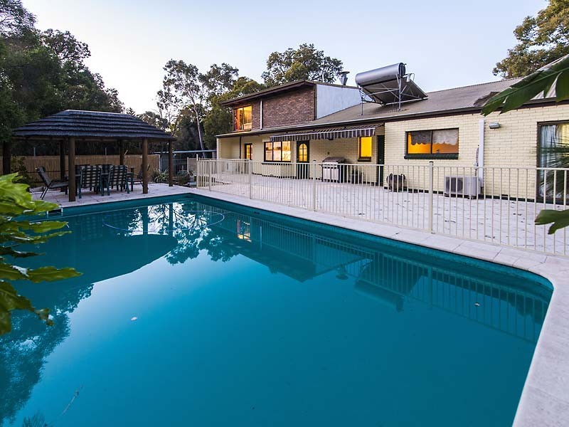 8 Kylie Road, Roleystone WA 6111