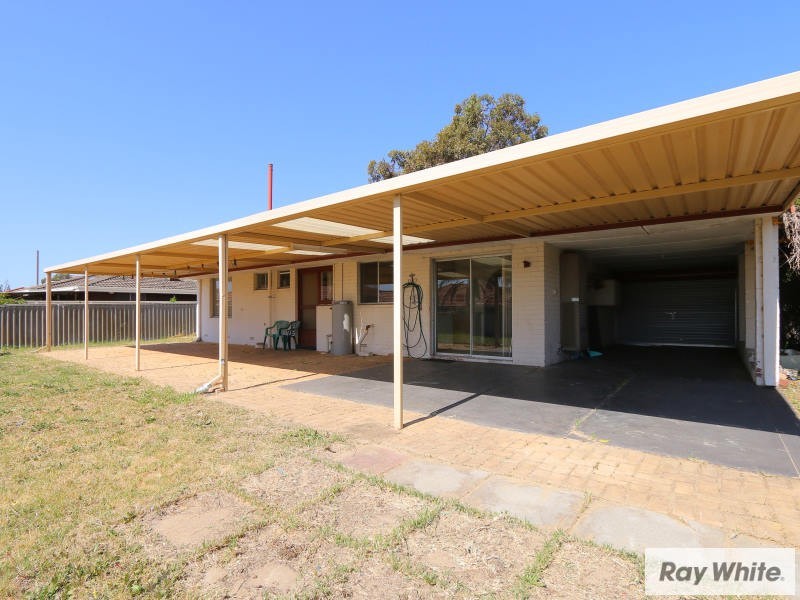 29 Longhurst Way, Queens Park WA 6107