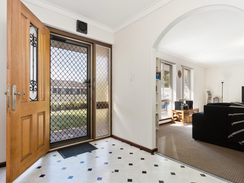 19 Walton Street, Queens Park WA 6107