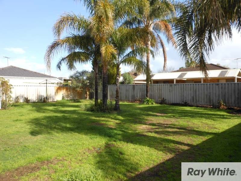 252 Wharf Street, Queens Park WA 6107